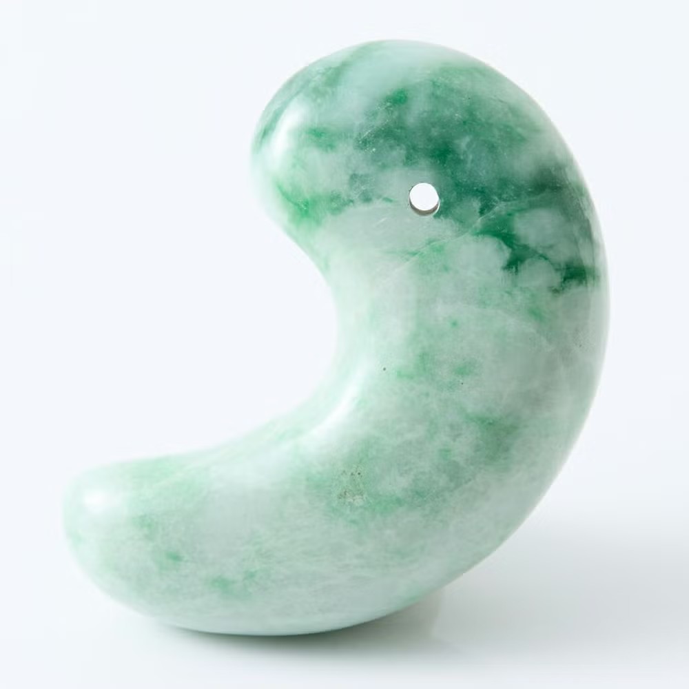 【極上プレミアム・いにしえの勾玉・八尺瓊勾玉同型・濃緑色・艶美麗】（極上プレミアム濃緑色ヒスイ）糸魚川天然翡翠勾玉