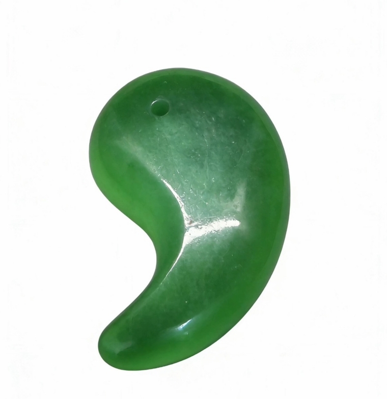 濃緑色の翡翠勾玉